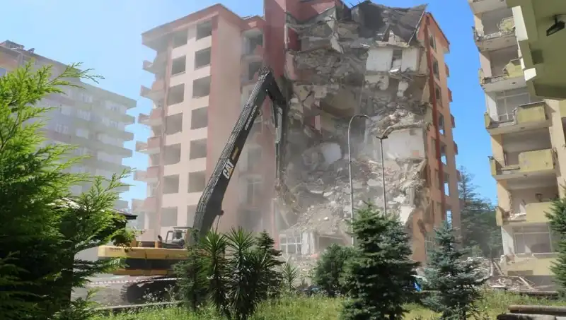 Deprem Değil, Dalgalar: İki Bina Yıkıldı, Sebep ve Sonuçları Neler?