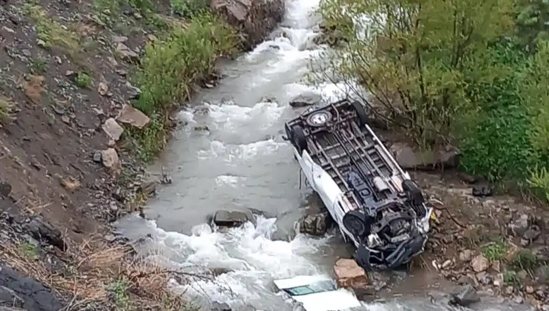 Hakkari'de Minibüs Devrildi: İşçi Taşıyan Araçta 2 Ölü, 3 Yaralı