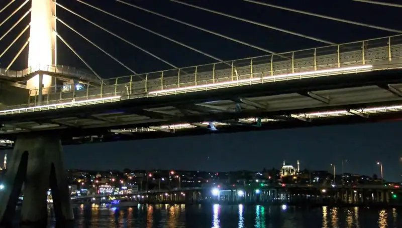 ** Metro Köprüsünden Denize Düşen Kişiyi Arama Çalışmaları Devam Ediyor!**