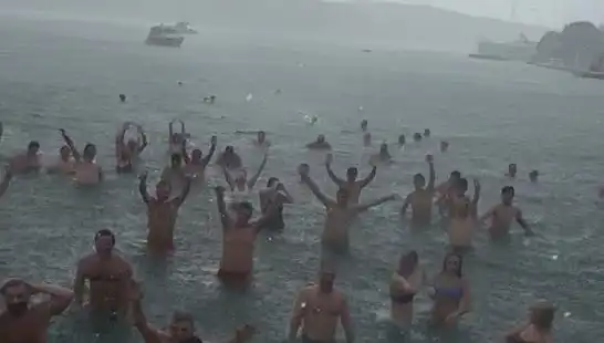 Bebek Sahilinde Yağmura Rağmen Denize Girenler Şaşırttı