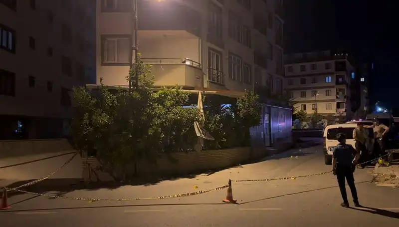 İstanbul'da Kafeye Silahlı Saldırı: Güvenlik Kamera Görüntüleri Ortaya Çıktı