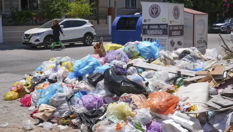 İzmir'de Çöp Yığınları Oluştu: Şehirde Ciddi Temizlik Sorunu!