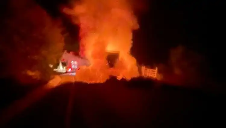 Seyir Halindeki Kamyonet Alev Alev Yandı: O Anlar Güvenlik Kamerasında