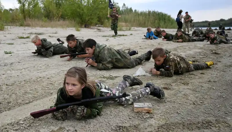 Rusya'da 8 Yaşındaki Çocuklar Askeri Kampta: Gerçekten Ne Oluyor?