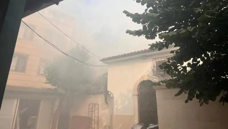 Fatih'te Tarihi Tahta Minare Hamamı’nda Yangın paniği: Zarar ve Kurtarma Mücadelesi