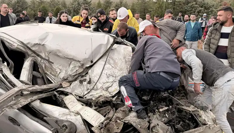 Kağıt Gibi Ezilen Araç: TIR ile Çarpışmanın Ardındaki Korkunç Gerçekler