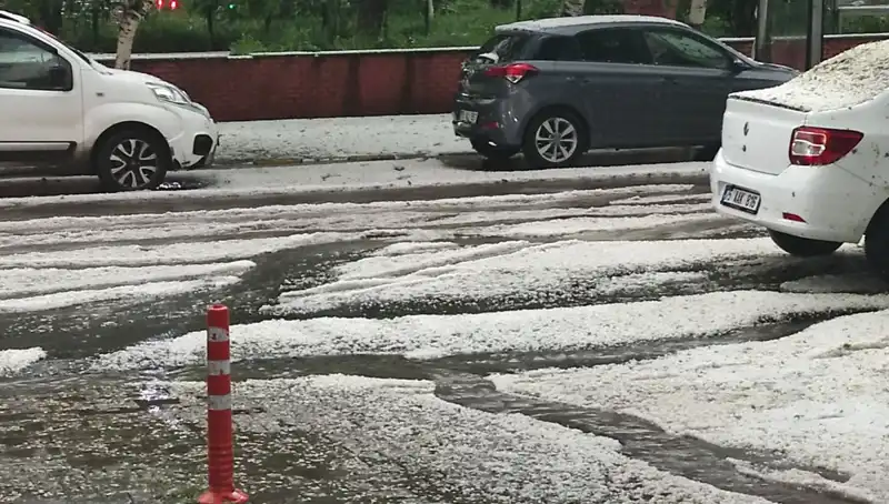 Ardahan'da Dolu Yağışı Şehri Beyaza Bürüdü, Tarımda Zarar Büyüyor