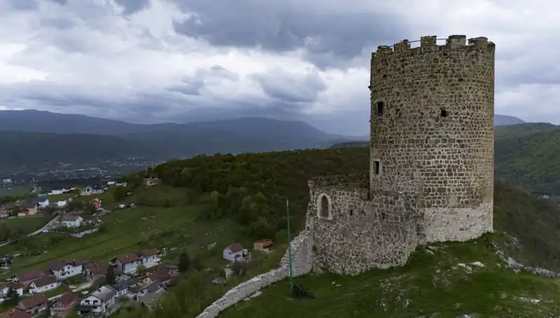 Bosna Hersek'teki Sokolac Kalesi: Tarihin Penceresinden Bir Yansıma