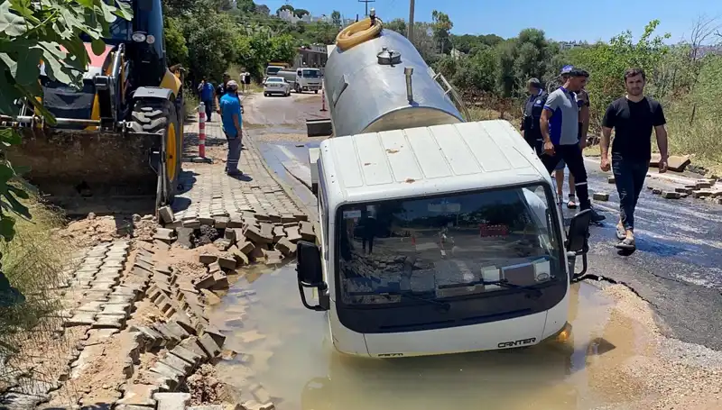 Bodrum'da Su Hattı Patladı, Tanker Çukura Düştü! Olayın Detayları Şok Edici!