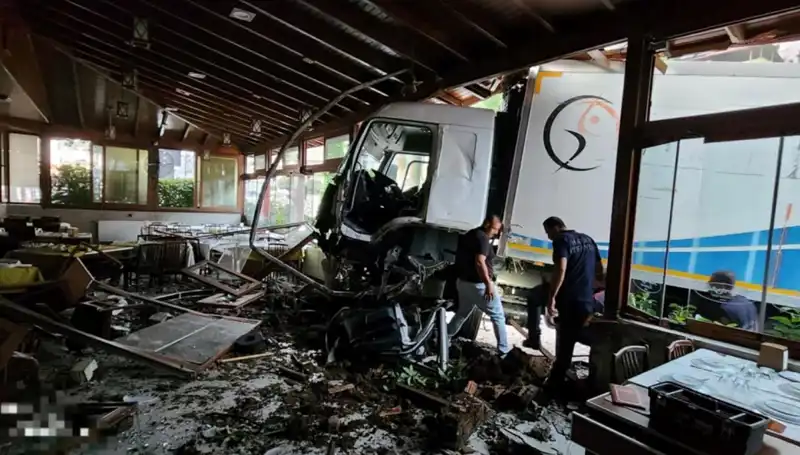 Freni Boşalan Kamyon, Restoranda Şaşkınlık Yarattı: O Anlar Kamerada