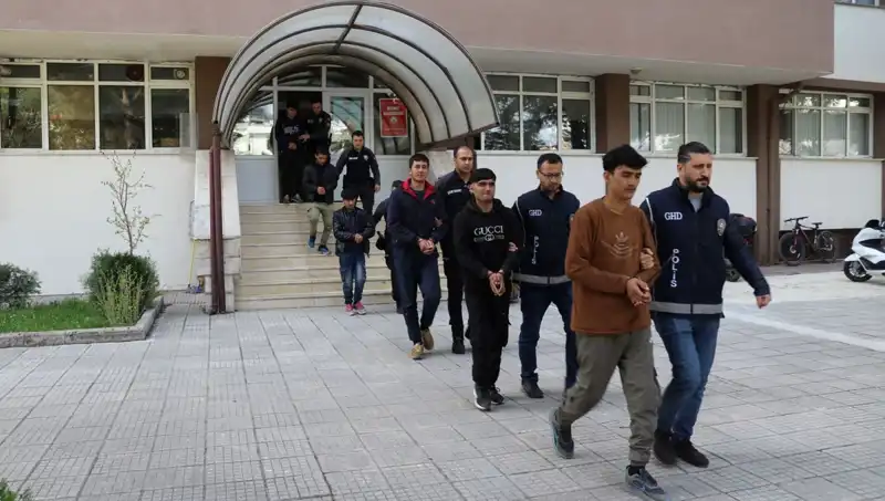 İki İlde Düzensiz Göçmen Yakalama Operasyonu Başarıyla Gerçekleştirildi