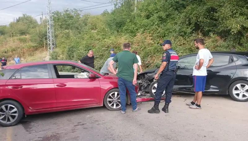 Karamürsel'de Feci Trafik Kazası: 4 Kişi Yaralandı
