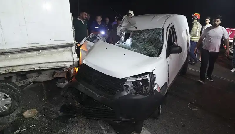 İstanbul'da Feci Kaza: Araçlar Birbirine Girdi, 3 Kişi Yaralandı
