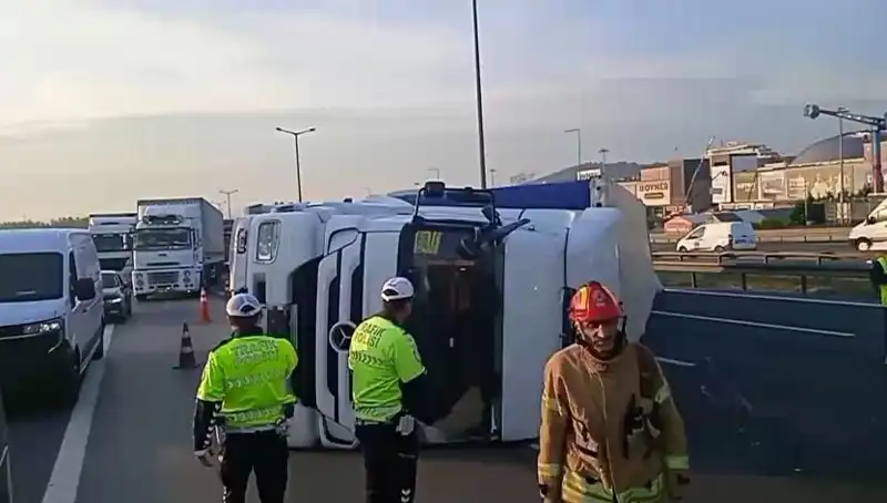 Pendik TEM Otoyolu'nda TIR Devrildi: İstanbul Yönünde Araç Trafiği Neden Yoğunlaştı?