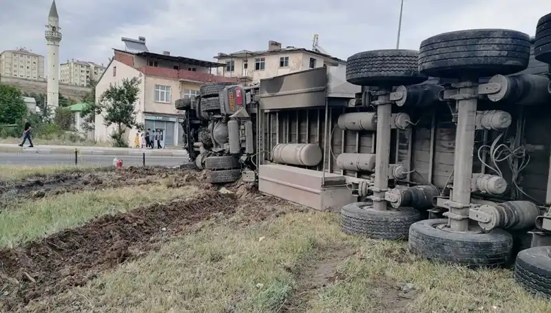 Erzurum'da Freni Boşalan TIR ile Dehşet Saçan Kaza!
