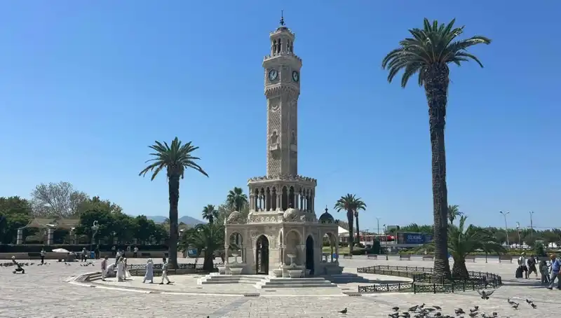 İzmir'de Sıcak Hava Dalgası: Meydanlar Boş, Hayat Durma Noktasında