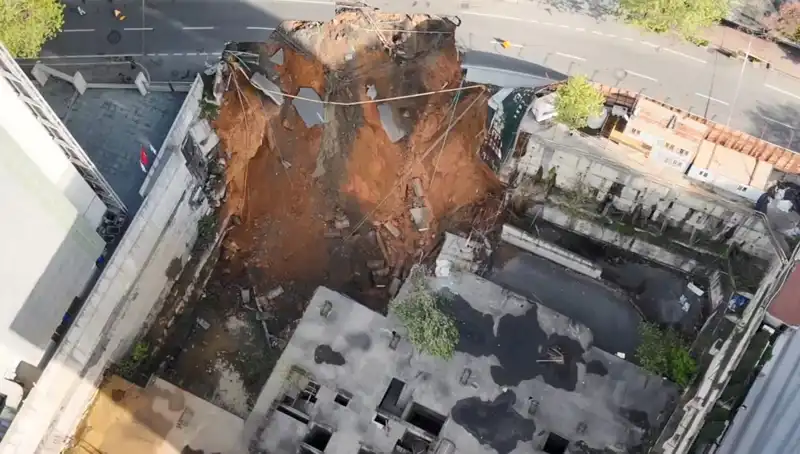 Sarıyer'de Acil Durum: Yol Çökmesi Trafiği Felç Etti
