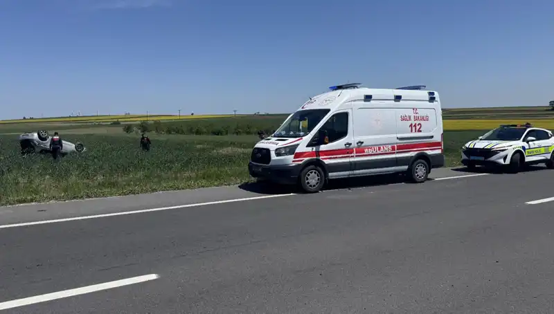 Edirne'de Devrilen Otomobilde Yaralanan Eş ve Sürücü Hastaneye Kaldırıldı