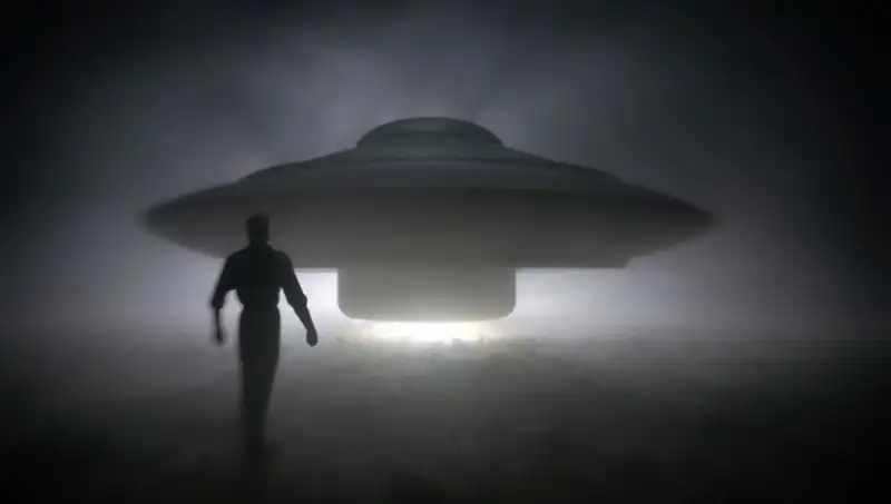 UFO Uzmanı Dikkat Çekti: Uzaylılar Masum İnsanları Hedef Alıyor!