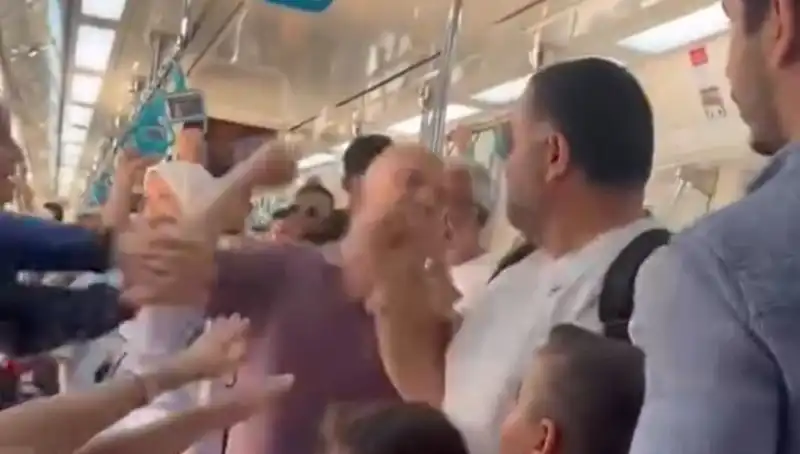 Marmaray'da Yumruklu Kavga: Yolcular Arasında Şok Eden Olay!