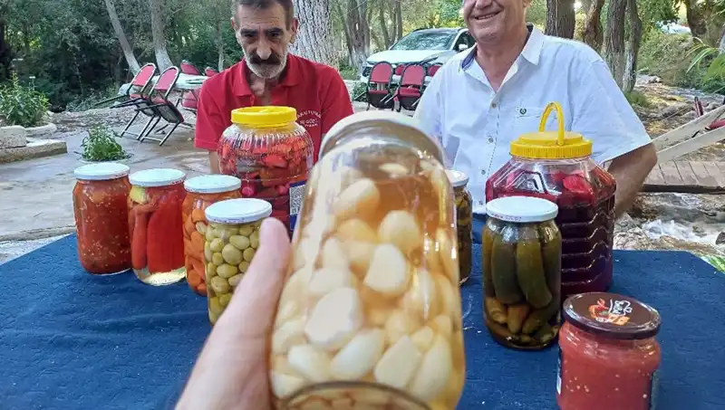 Araban Sarımsağıyla Hazırlanan Turşu, Sağlık ve Lezzeti Bir Araya Getiriyor