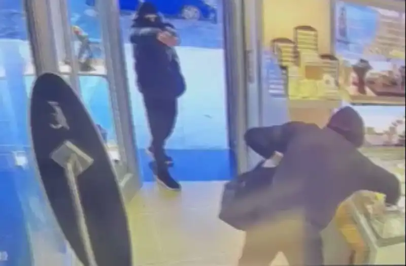 Ümraniye'de Maskeli Soygun Girişimi: Güvenlik Kameraları Olayın Peşinde