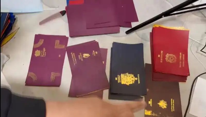 Kötü Amaçlı Belge Üreticilerine Dev Operasyon: Sahte Pasaport ve Vize Çetesi Çökertildi