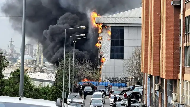 Başakşehir Sanayi Sitesinde Çıkan Yangın, Ekipleri Seferber Etti