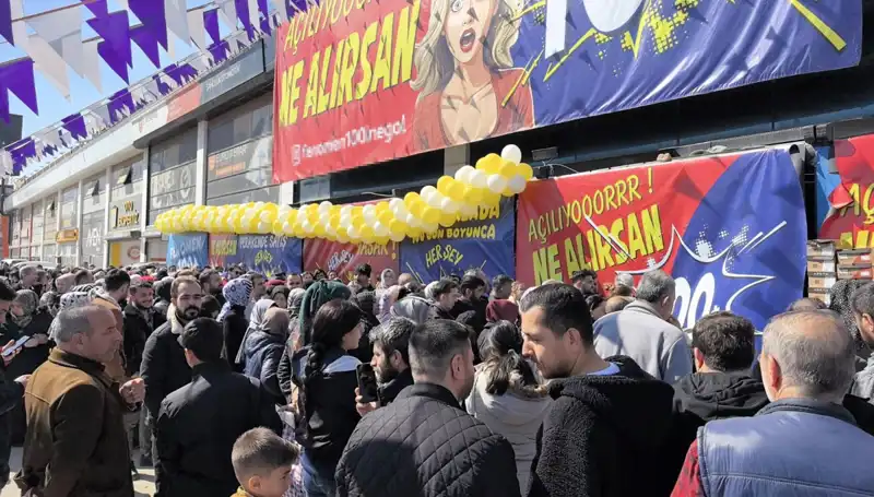 Bursa’da İndirim Çılgınlığı, Alışveriş Tutkunlarını Büyüledi!