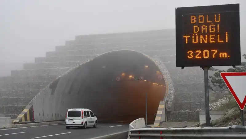 Bolu Dağı’nda Yoğun Sis: Trafik Güvenliğini Tehdit Ediyor