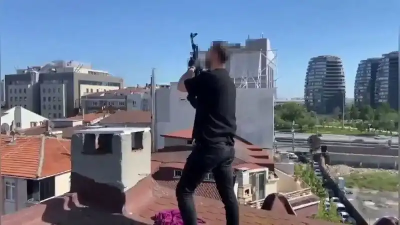 İstanbul'da Dramatik Operasyon: Çatıdan Bacaya Saklanan AK-47 Ele Geçirildi