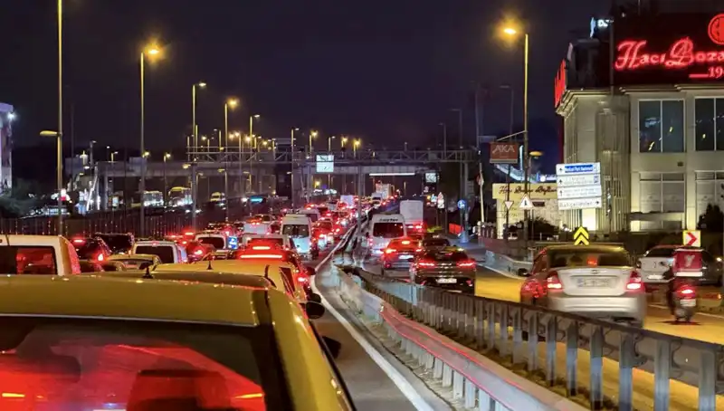 Yenibosna Metrobüs Yaya Üst Geçidinde Yoğun Çalışmalar Başladı