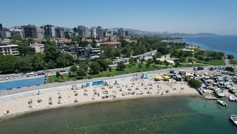 İstanbul'da Sıcak Hava Dalgası: Caddebostan Sahili Dolu Toplu İnsanlarla Şenlendi