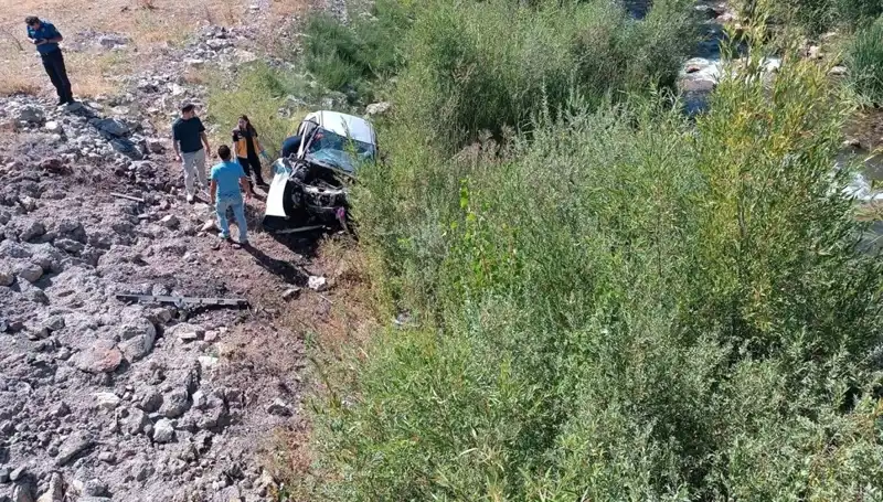 Sivas'ta Kontrolden Çıkan Araç Dere Yatağına Uçtu: İki Can Kaybı
