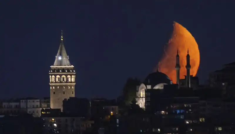 İstanbul'un Yıldızlı Gece Gökyüzünde Yarım Ay Heyecanı
