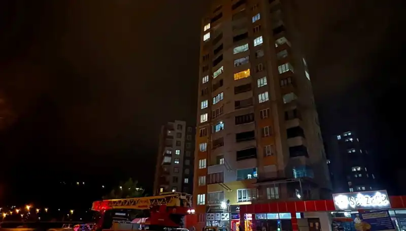 Yıldırım Apartmanın Çatısına Düştü: Şans Eseri Can Kaybı Olmadı