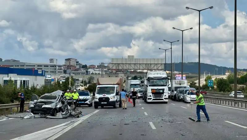 Otoyolda Yaşanan Kaza Trafiği Felç Etti: Üç Kişi Araçta Sıkıştı