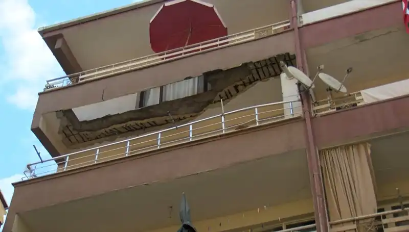 Güngören'de Korku Dolu Anlar: Beş Katlı Binanın Balkonu Çöktü!