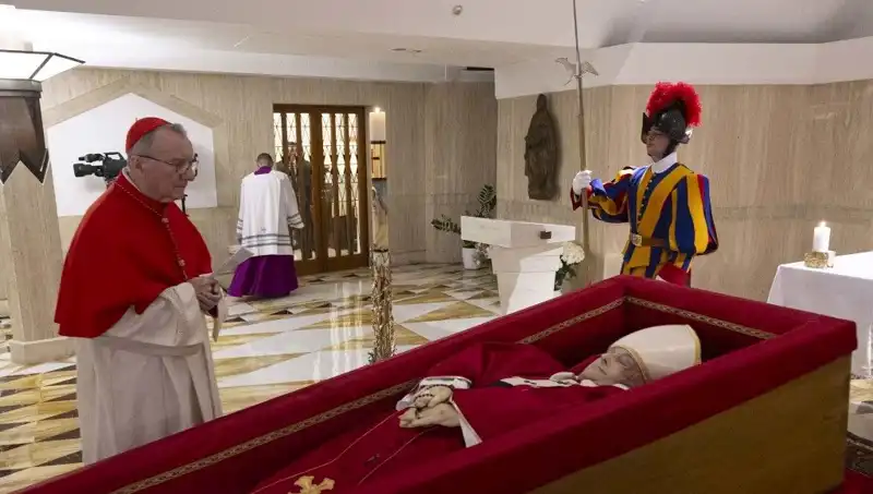 Papa'nın Tabuttaki Fotoğrafları Yayınlandı: Duygusal Anların Arkasındaki Hikaye