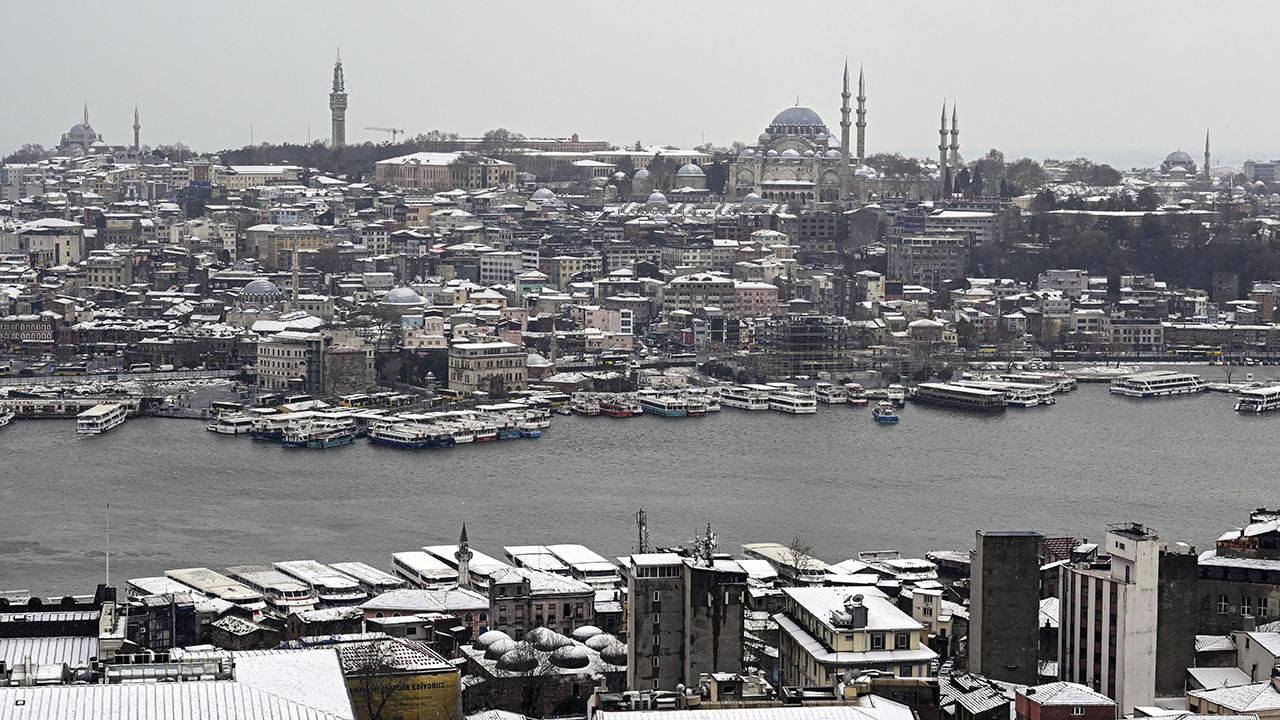 Beklenen kar İstanbul'u beyaza bürüdü