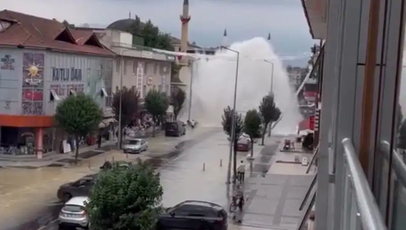 İçme Suyu Hattında Patlama: Su Yüzlerce Metre Yüksekliğe Fışkırdı!