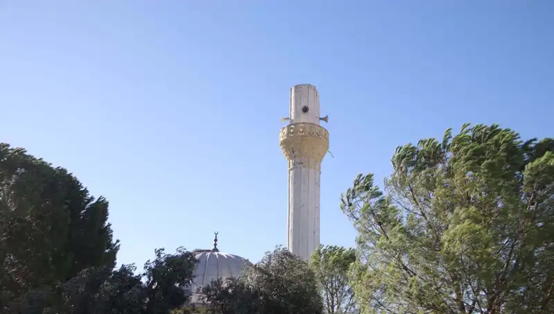 Muğla'da Şiddetli Fırtına: Minarenin Külahı ve Çatıların Uçuşu
