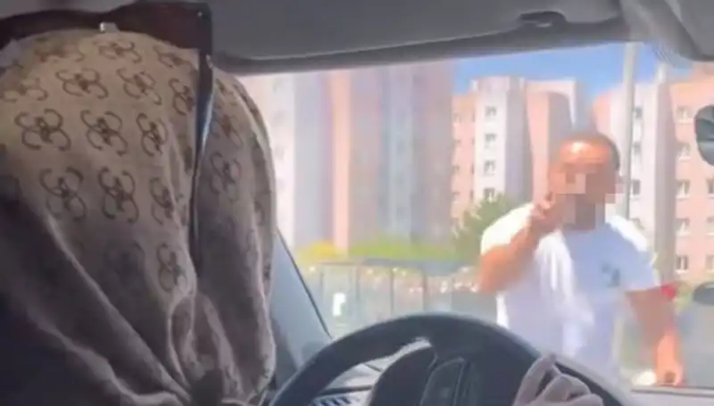 Trafikte Dehşet Anları: Önünü Kestiği Araçta Yumruklu Saldırı