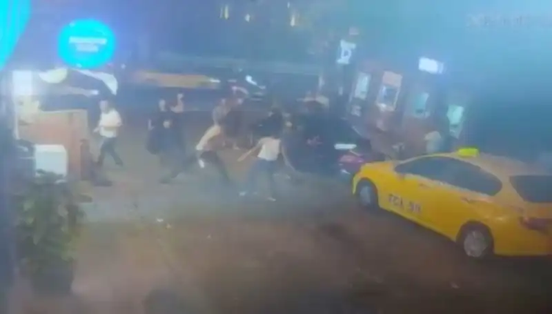 Beyoğlu Sokaklarında Laf Atma Kavgası: Kanlı Anlar Yaşandı