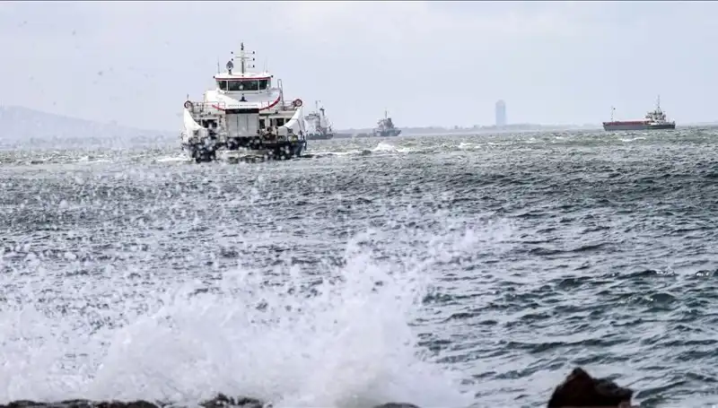 İzmir Vapur Seferlerine Fırtına Engeli: Seyahat Planlarınızı Gözden Geçirin!