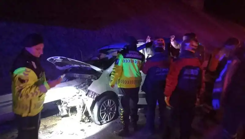 Bariyer Otomobile Ok Gibi Saplandı: Şok Edici Kaza ve 4 Yaralı