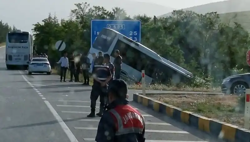Isparta'da Tur ve Yolcu Otobüsü Çarpıştı: Detaylar Ve Yaralıların Durumu