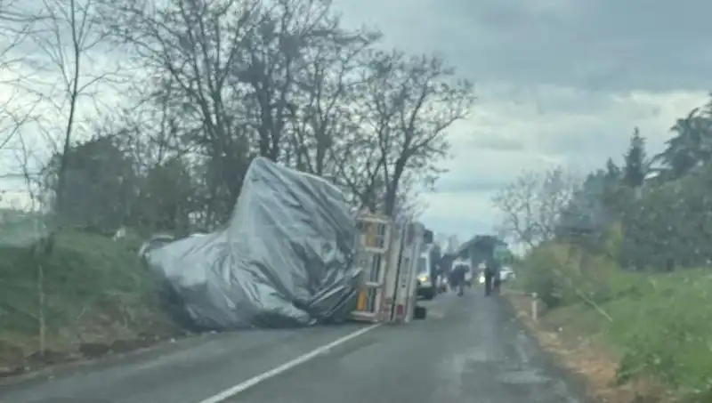 Tekirdağ'da Saman Yüklü TIR Devrildi: Olayda Bir Kişi Yaralandı
