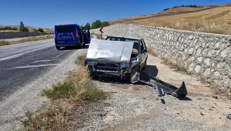Kontrolden Çıkan Otomobil Duvara Çarptı, İki Kişi Yaralandı!