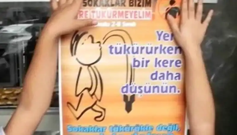 Yere Tükürdüğü İçin Cezalandırılan Genç, Sosyal Medyada Gündem Oldu